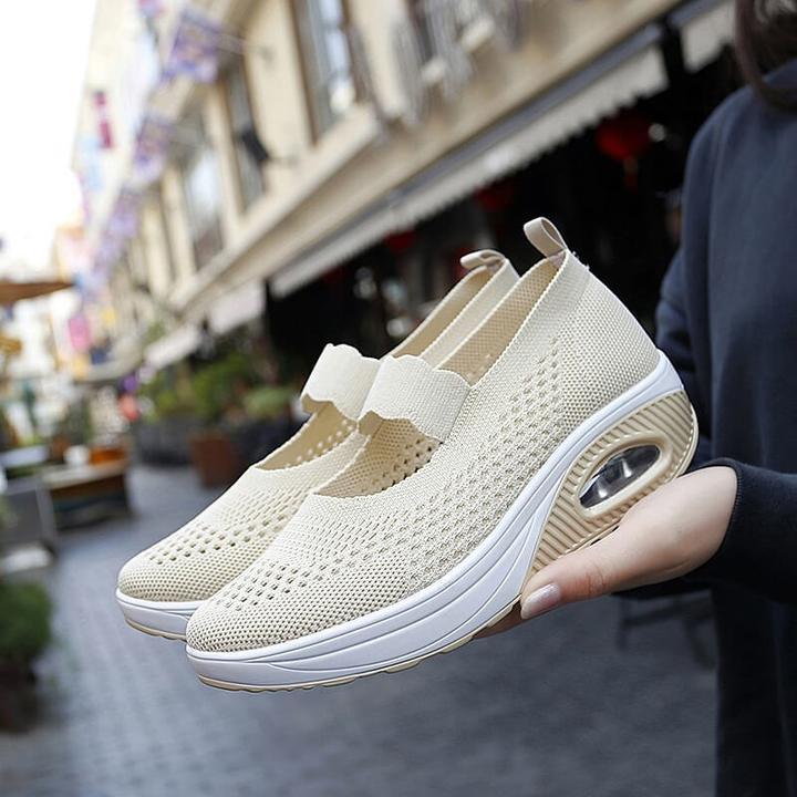 Women's lightweight slip-on sneakers